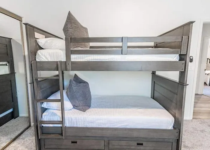 Holiday home New Listing Stylish 4 Bdrm Wpool And Game Phoenix