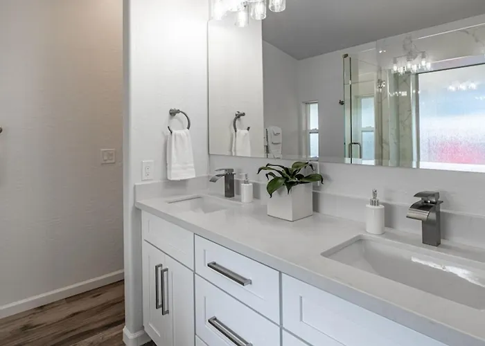 New Listing Stylish 4 Bdrm Wpool And Game * Phoenix