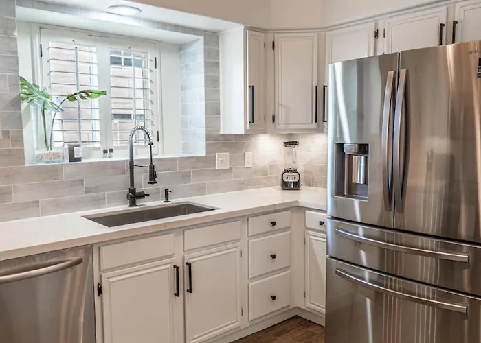 New Listing Stylish 4 Bdrm Wpool And Game Holiday home