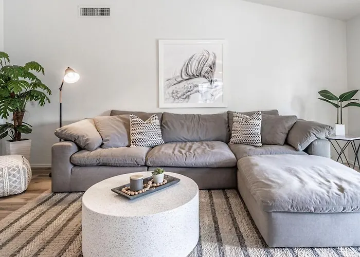 New Listing Stylish 4 Bdrm Wpool And Game Holiday home *