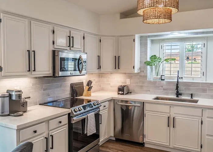 New Listing Stylish 4 Bdrm Wpool And Game Phoenix