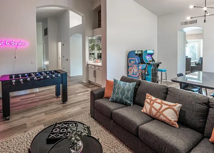 New Listing Stylish 4 Bdrm Wpool And Game Holiday home