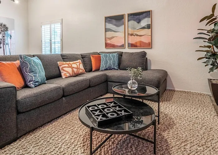 Holiday home New Listing Stylish 4 Bdrm Wpool And Game Phoenix