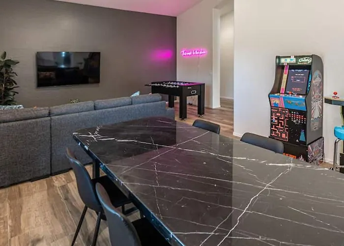 New Listing Stylish 4 Bdrm Wpool And Game Phoenix